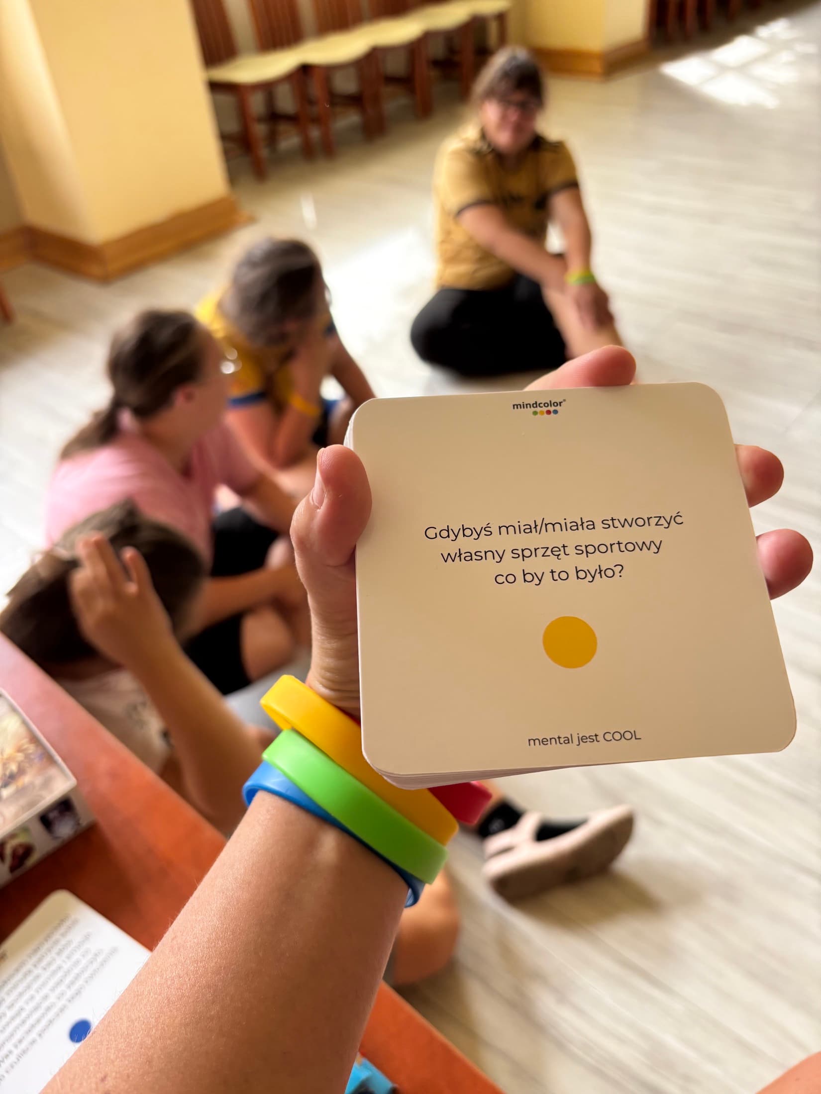 Grupa uczestników podczas ćwiczenia z kartami mindcolor